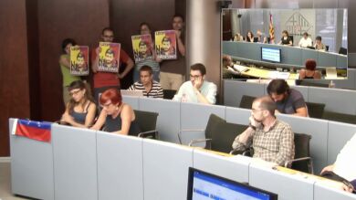 Miembros de la CUP irrumpen en el Ayuntamiento de Barcelona con pancartas de 