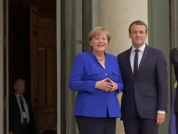 Macron recibe a Merkel para un consejo de ministros franco-alemán Macron recibe a Merkel para un consejo de ministros franco-alemán