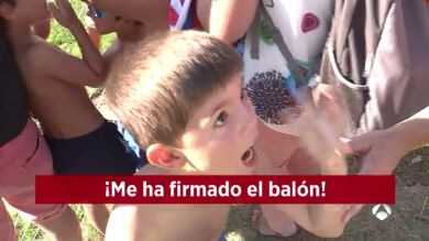 Griezmann y Koke cumplen el sueño de un joven aficionado del Atlético de Madrid: 