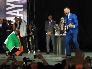 McGregor y Mayweather, en su cara a cara en Toronto McGregor y Mayweather, en su cara a cara en Toronto