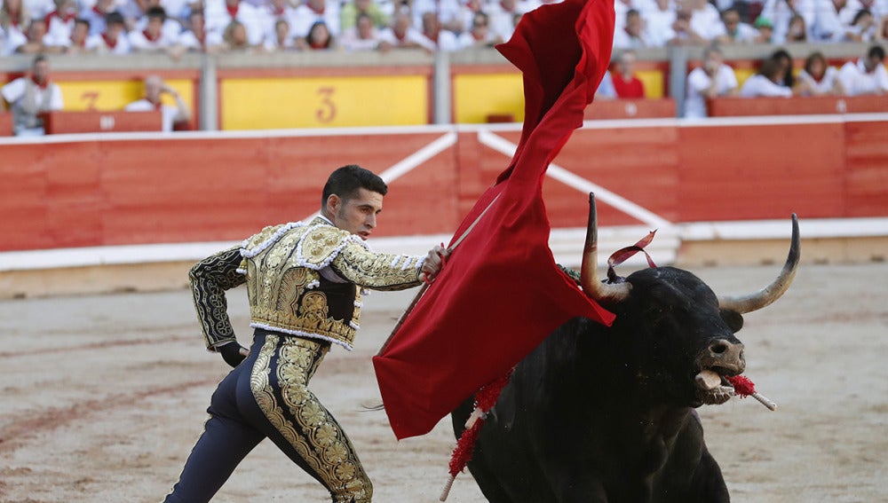 Imagen de archivo del diestro Alejandro Talavante con su primero durante los Sanfermines