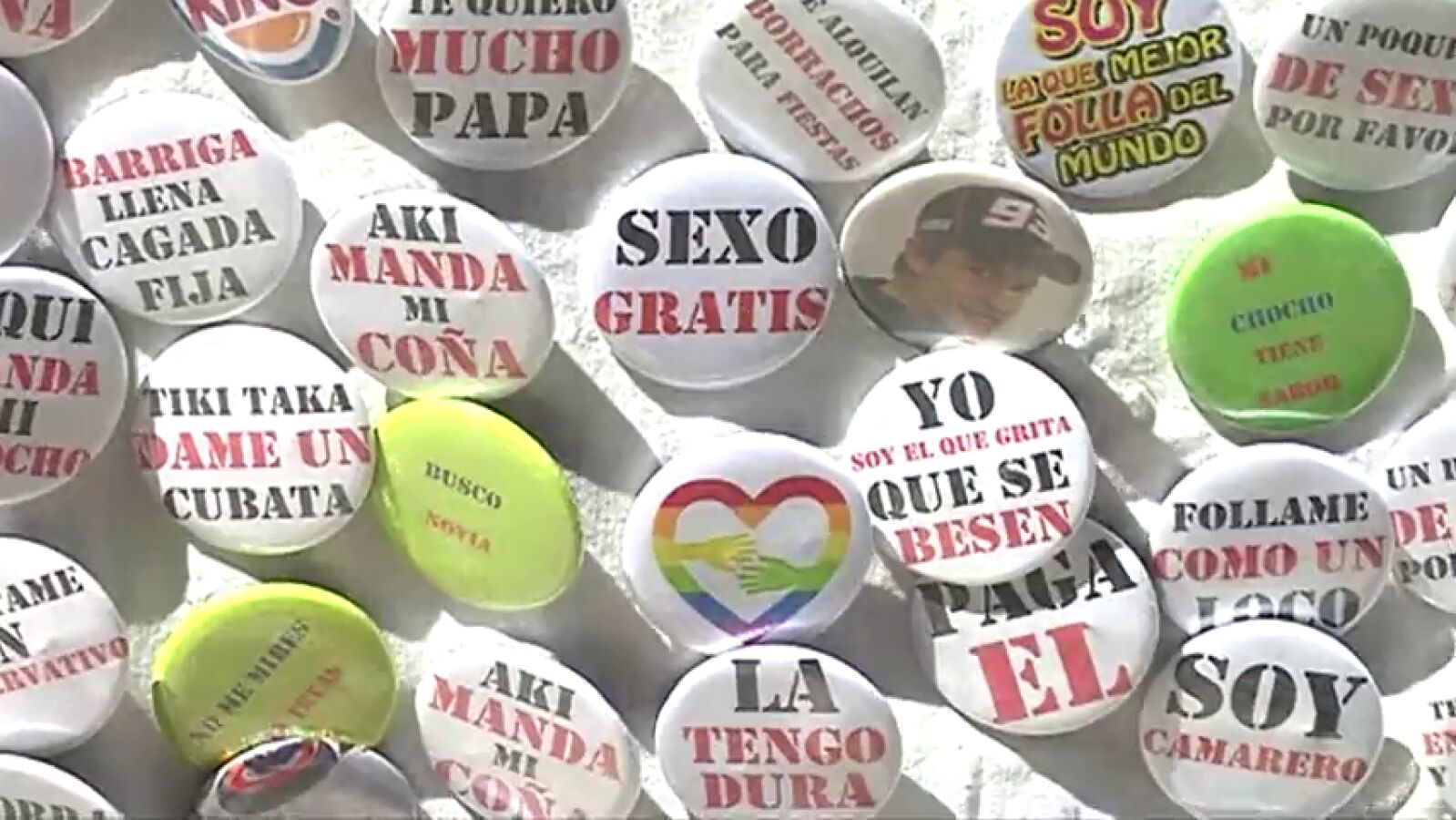 El fiscal archiva la denuncia presentada por la venta en Pamplona de chapas con el mensajes sexuales como 'Chupa y calla'