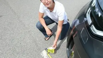 Deborah mostrando cómo había aparcado Deborah mostrando cómo había aparcado