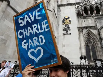 Los padres del bebé Charlie confían en que un juez autorice un tratamiento Los padres del bebé Charlie confían en que un juez autorice un tratamiento