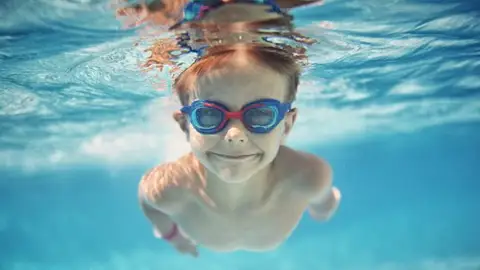 Cuidados del oído de los niños en la piscina Cuidados del oído de los niños en la piscina