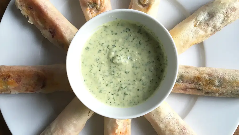 Rollitos de aguacate con salsa casera - Receta