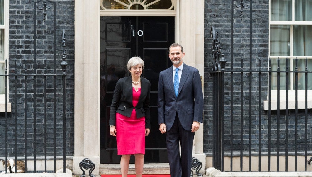 La primera ministra de Reino Unido, Theresa May, junto al Rey Felipe VI 