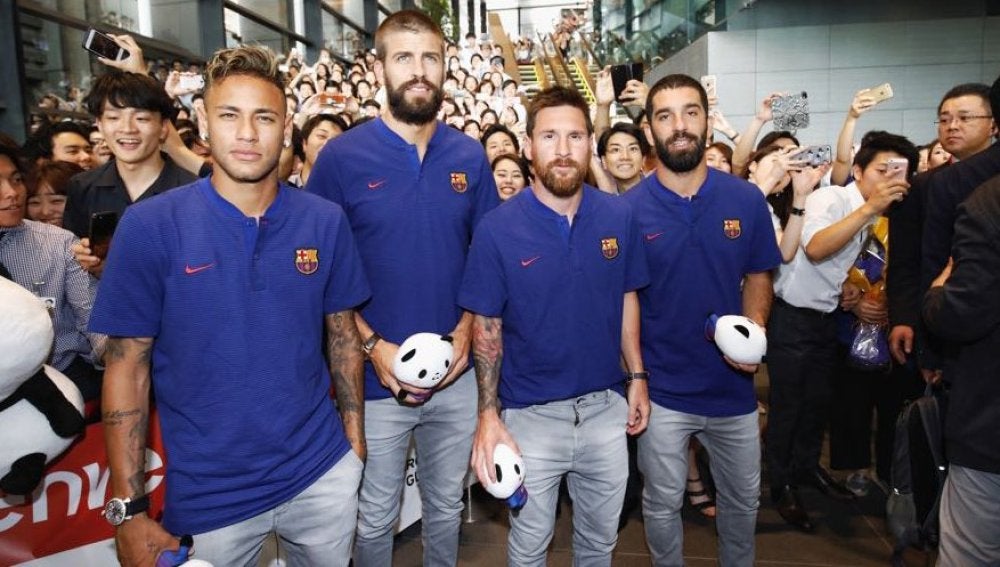 Neymar, Piqué, Messi y Arda posando durante un acto.