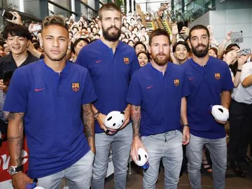 Neymar, Piqué, Messi y Arda posando durante un acto. Neymar, Piqué, Messi y Arda posando durante un acto.