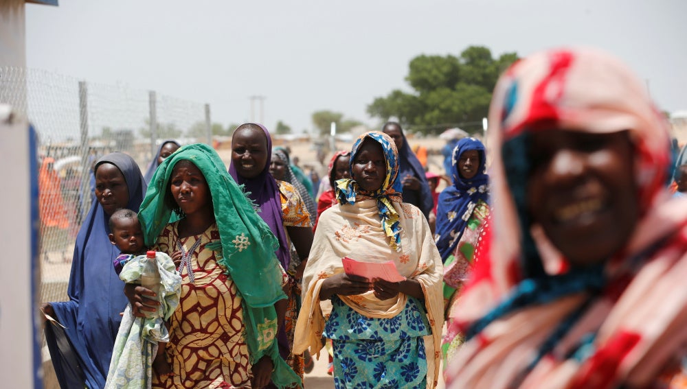 Mujeres esperando a recibir comida en Nigeria