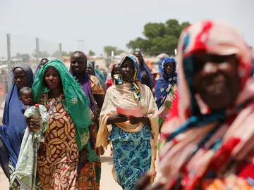 Mujeres esperando a recibir comida en Nigeria Mujeres esperando a recibir comida en Nigeria