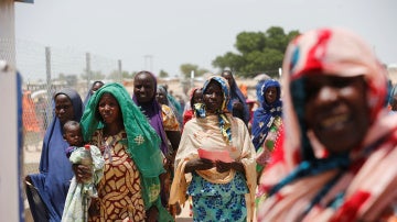 Mujeres esperando a recibir comida en Nigeria