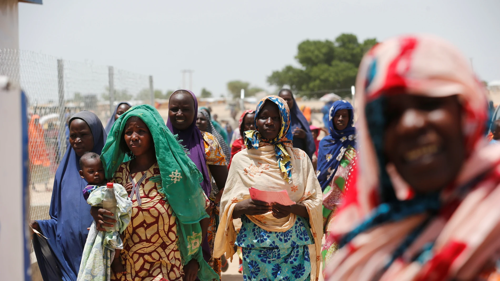 Mujeres esperando a recibir comida en Nigeria Mujeres esperando a recibir comida en Nigeria