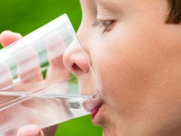 Por qué los niños deberían tomar agua y no otras bebidas