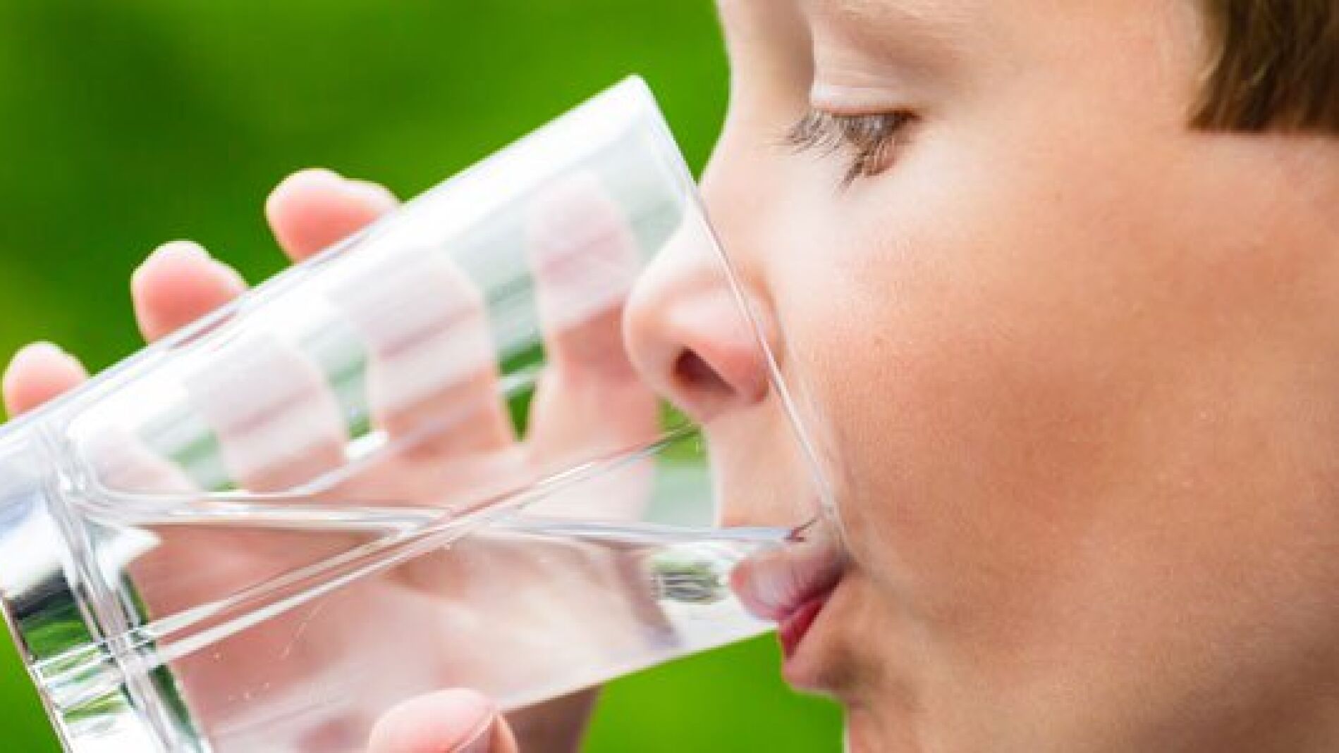 Por qué los niños deberían tomar agua y no otras bebidas
