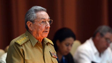 Raúl Castro, pronuncia un discurso durante la primera reunión ordinaria de la Asamblea Nacional del Poder Popular 