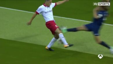 Brutal entrada de Puyol en un partido de veteranos