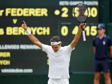 Roger Federer celebra su triunfo ante Thomas Berdych Roger Federer celebra su triunfo ante Thomas Berdych