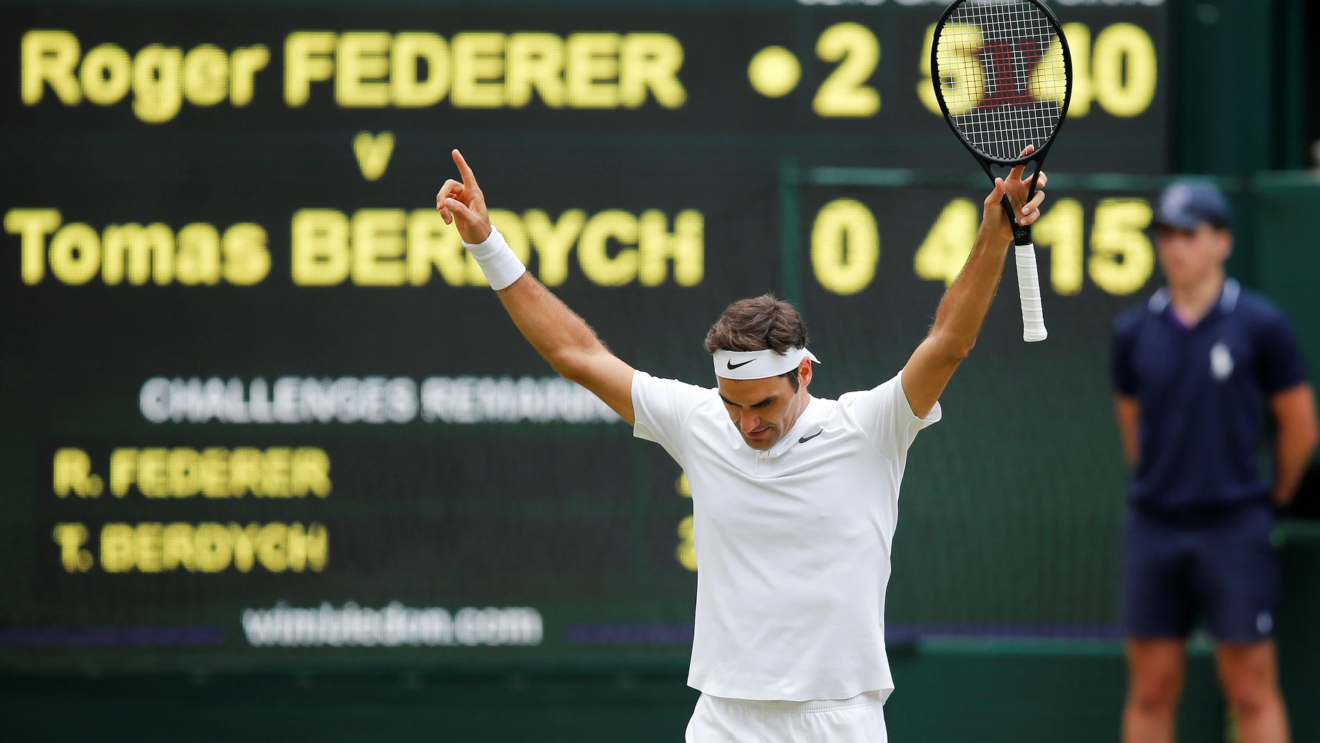 Roger Federer celebra su triunfo ante Thomas Berdych Roger Federer celebra su triunfo ante Thomas Berdych