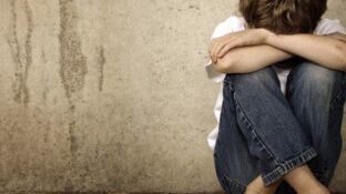 Imagen de un ni&ntilde;o v&iacute;ctima de maltrato