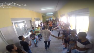 La emotiva despedida de todo un colegio a Pepe, un profesor que se jubila en la barriada ceutí de El Príncipe