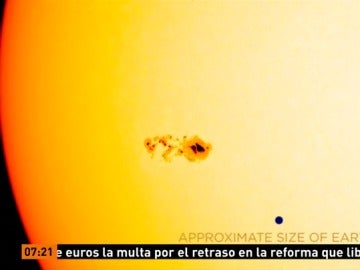 Gran mancha del sol de tamaño mucho mayor que La Tierra