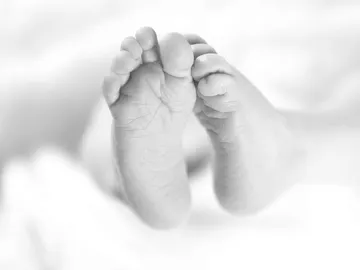 Pies de un recién nacido Pies de un recién nacido