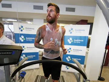 Messi pasando el reconocimiento médico Messi pasando el reconocimiento médico
