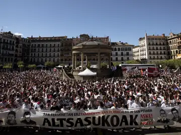Vista de la multitudinaria concentración en apoyo de los jóvenes detenidos el 15 de octubre de 2016 por la agresión a dos guardias civiles y sus parejas en Alsasua Vista de la multitudinaria concentración en apoyo de los jóvenes detenidos el 15 de octubre de 2016 por la agresión a dos guardias civiles y sus parejas en Alsasua