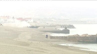 Espectacular persecución en Cádiz de una lancha de vigilancia aduanera a una 'narcolancha' que ha acabado encallada