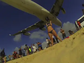 Aeropuertos peligrosos, como el de San Martín por su cercanía a la playa, que ponen a prueba a los pilotos Aeropuertos peligrosos, como el de San Martín por su cercanía a la playa, que ponen a prueba a los pilotos