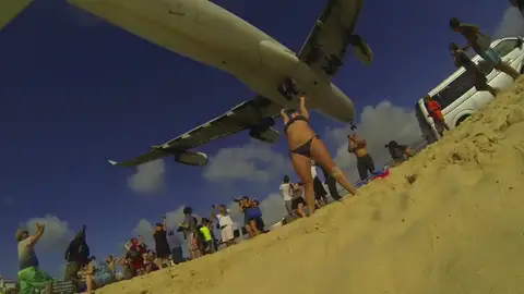 Aeropuertos peligrosos, como el de San Martín por su cercanía a la playa, que ponen a prueba a los pilotos Aeropuertos peligrosos, como el de San Martín por su cercanía a la playa, que ponen a prueba a los pilotos