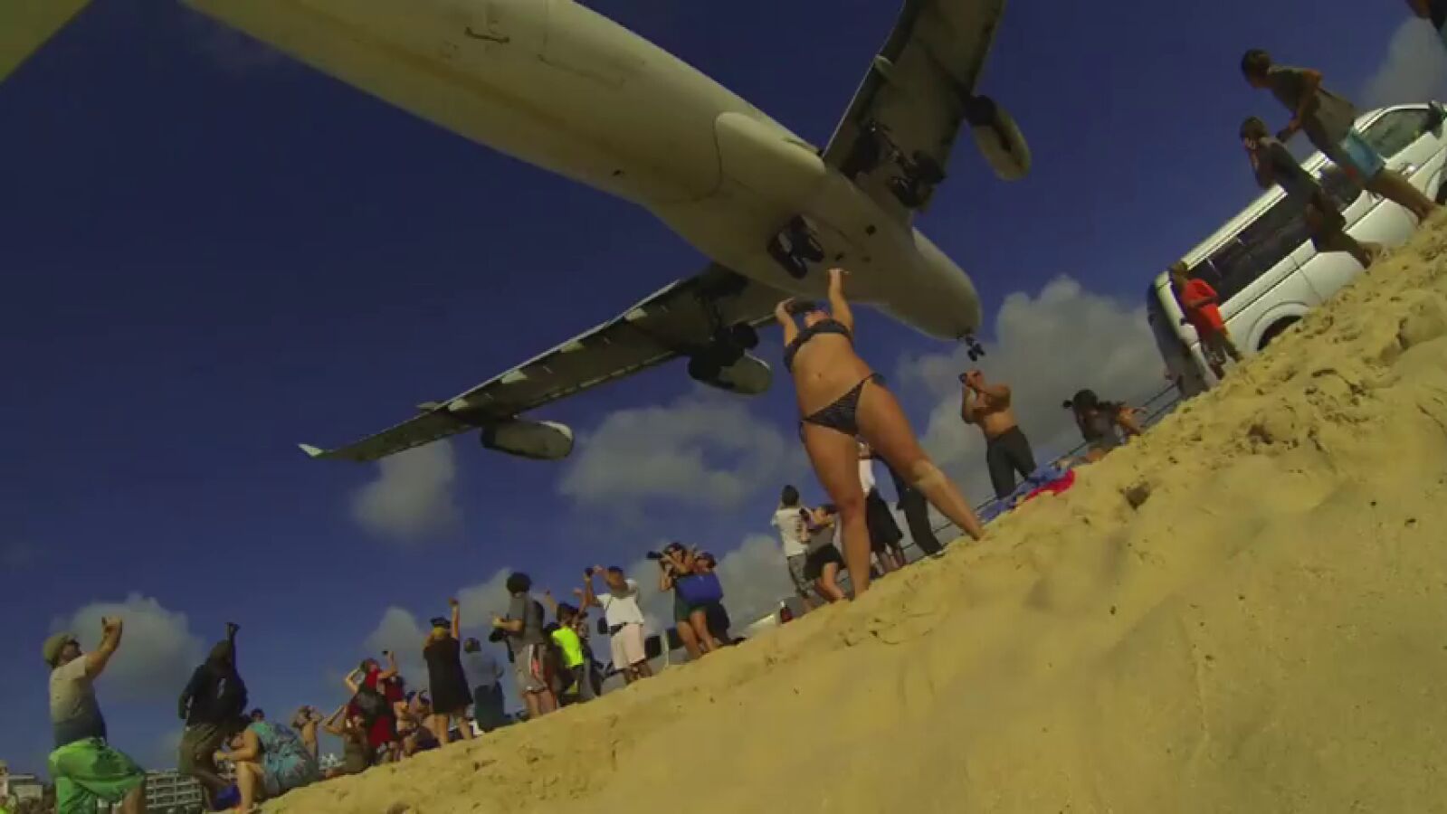 Aeropuertos peligrosos, como el de San Martín por su cercanía a la playa, que ponen a prueba a los pilotos