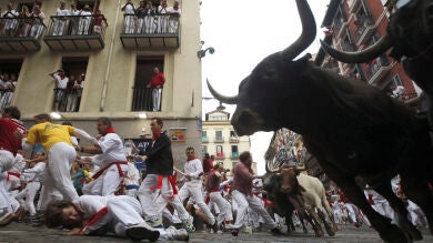 Los míticos Miura cierran los encierros con al menos cinco heridos, ninguno por asta de toro