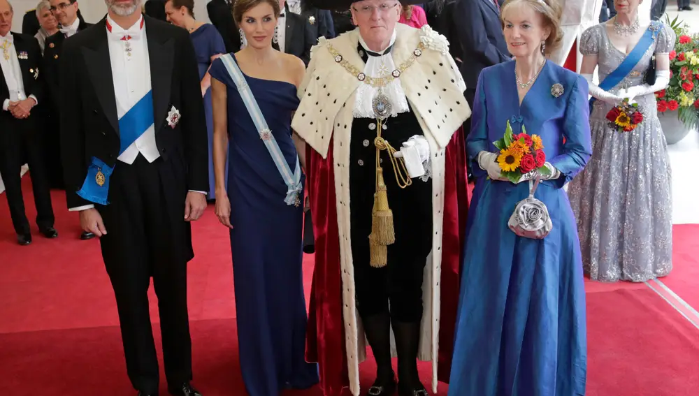 La reina Letizia deslumbró con su look de gala La reina Letizia deslumbró con su look de gala