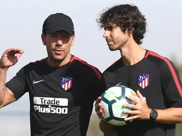 Tiago junto a Simeone en un entrenamiento. Tiago junto a Simeone en un entrenamiento.