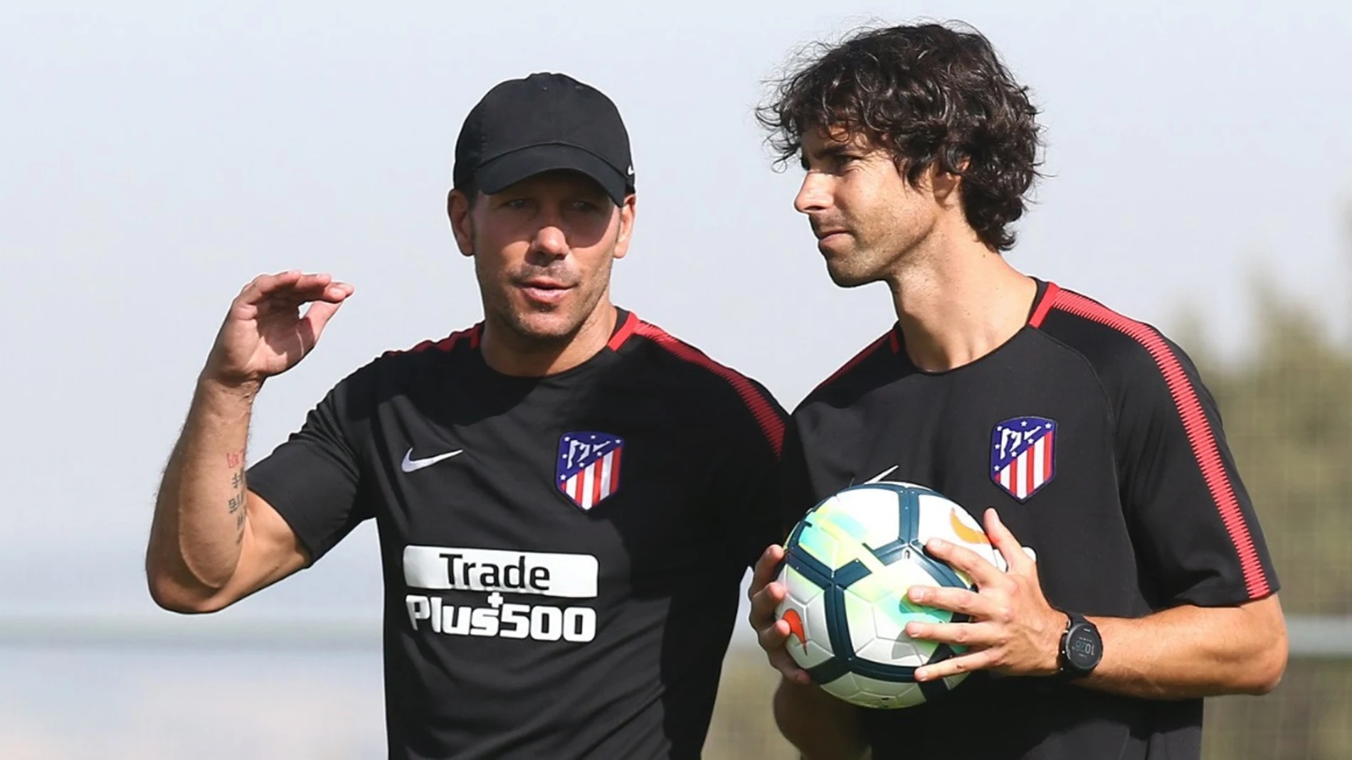 Tiago junto a Simeone en un entrenamiento. Tiago junto a Simeone en un entrenamiento.