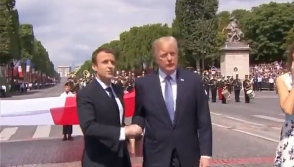 El tenso apretón de manos entre Macron y Trump en París