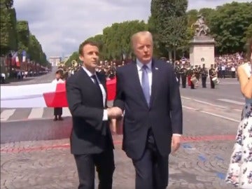 El tenso apretón de manos entre Macron y Trump en París