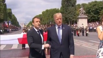 El tenso apretón de manos entre Macron y Trump en París