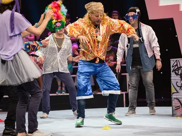 La banda de El Monaguillo y Carlos Latre gana la prueba ¿te dance queen? tras interpretar a la perfección el 'Gangnam Style' de PSY La banda de El Monaguillo y Carlos Latre gana la prueba ¿te dance queen? tras interpretar a la perfección el 'Gangnam Style' de PSY