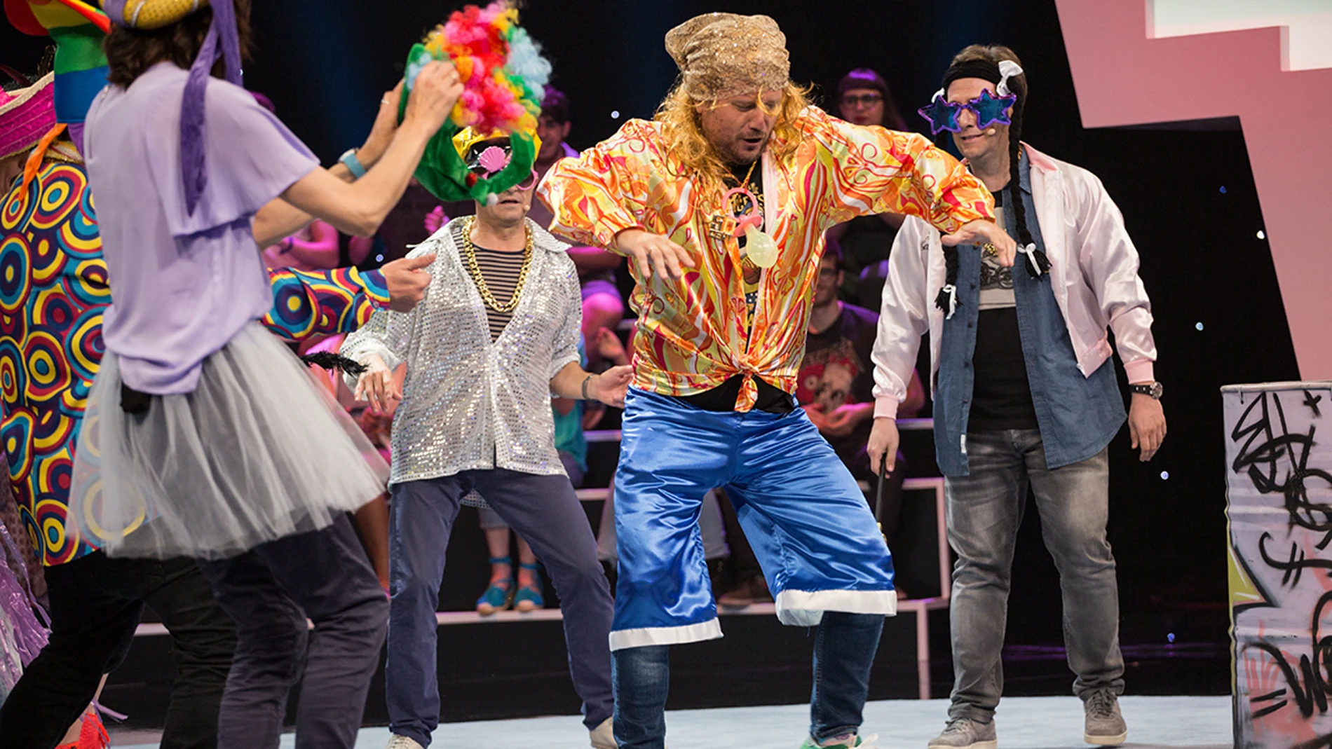 La banda de El Monaguillo y Carlos Latre gana la prueba ¿te dance queen? tras interpretar a la perfección el 'Gangnam Style' de PSY