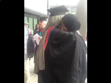Una madre abrazando a su hija el día de la graduación Una madre abrazando a su hija el día de la graduación