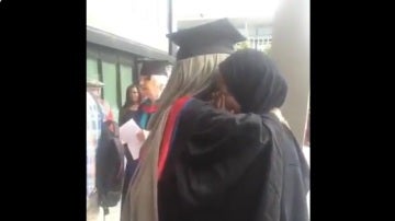 Una madre abrazando a su hija el día de la graduación