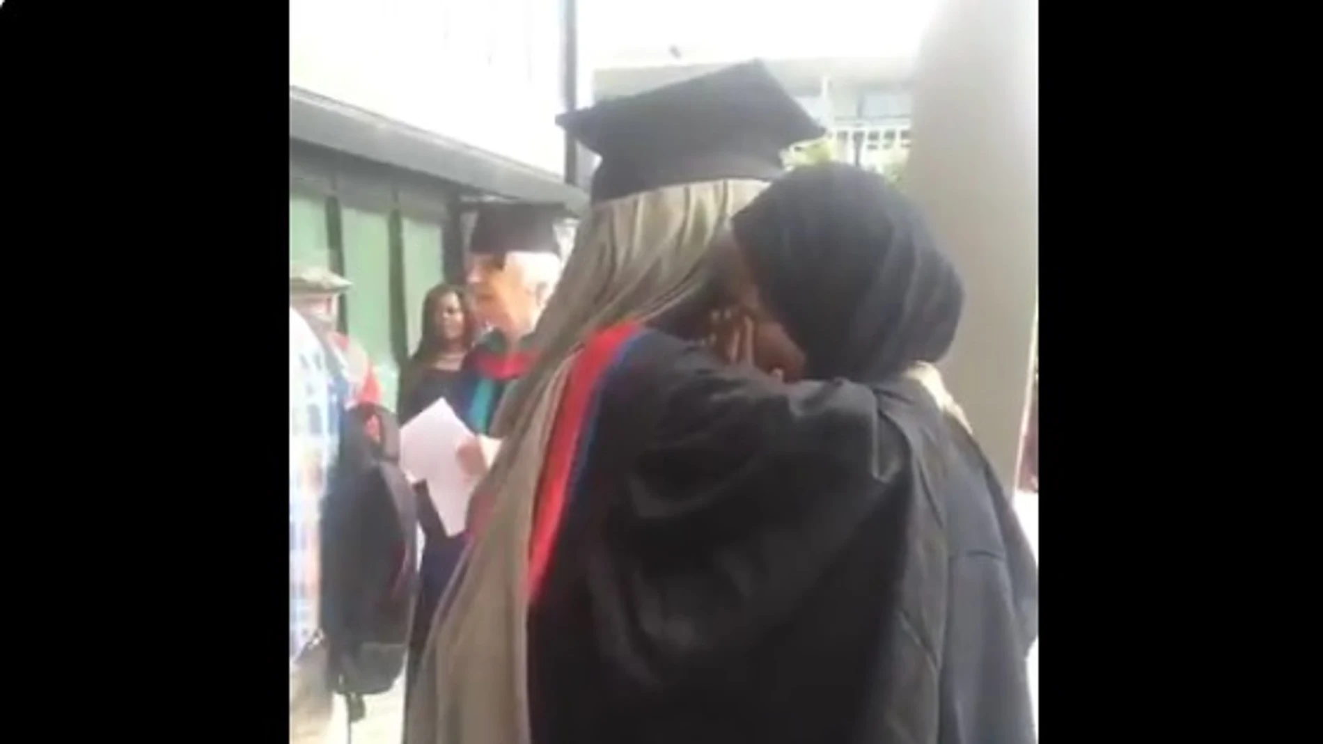 Una madre abrazando a su hija el día de la graduación Una madre abrazando a su hija el día de la graduación