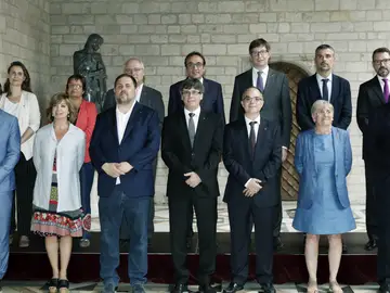 Puigdemont se fotografía con su nuevo equipo Puigdemont se fotografía con su nuevo equipo