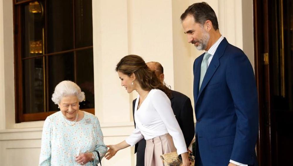 Isabel II y el duque de Edimburgo despiden a los Reyes