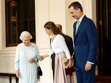 Isabel II y el duque de Edimburgo despiden a los Reyes Isabel II y el duque de Edimburgo despiden a los Reyes