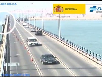 Un camión grúa cae al agua tras colisionar con otro coche en el puente Carranza en Cádiz