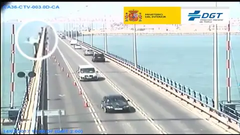 Un camión grúa cae al agua tras colisionar con otro coche en el puente Carranza en Cádiz Un camión grúa cae al agua tras colisionar con otro coche en el puente Carranza en Cádiz